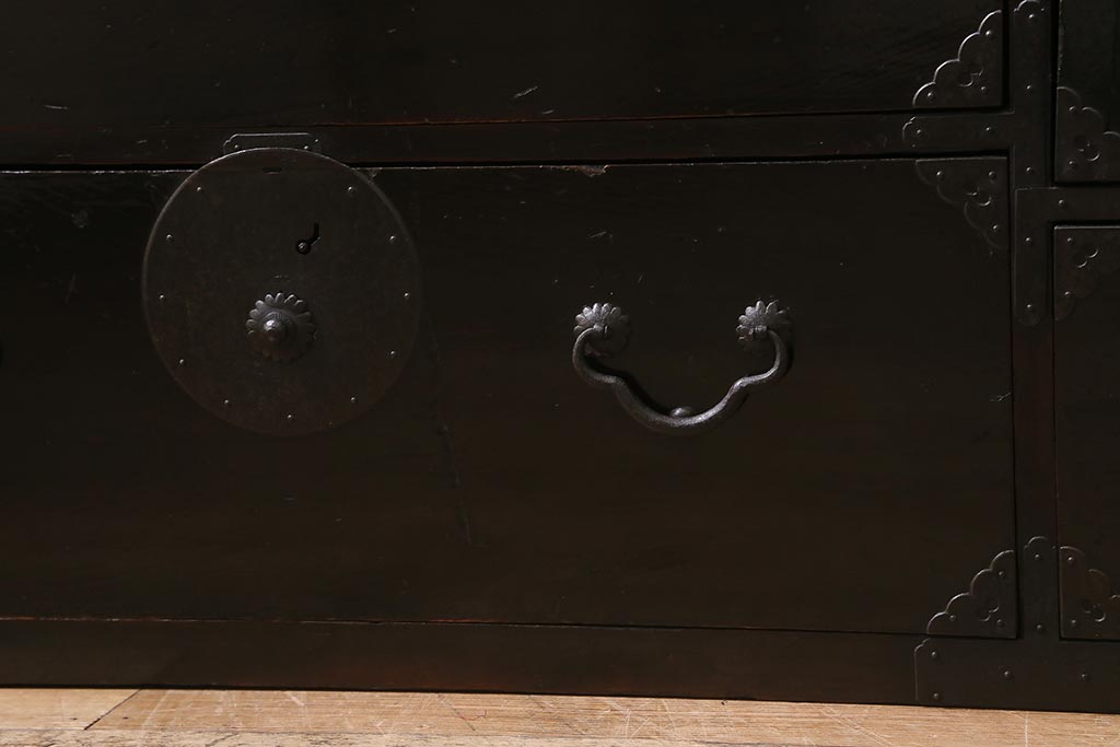 アンティーク家具　明治期　レア!モダンな雰囲気を漂わせる黒漆塗りの仙台箪笥(時代箪笥、衣装箪笥)(R-043303)