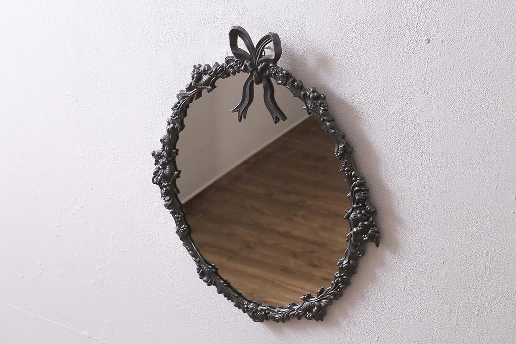 ヴィンテージ雑貨　ヨーロッパビンテージ　可憐なフレームが目を惹く壁掛けミラー(鏡)(R-043309)