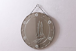 ヴィンテージ雑貨　イギリスビンテージ　1960年頃　カットの意匠が目を惹く壁掛けミラー(鏡)(R-043310)