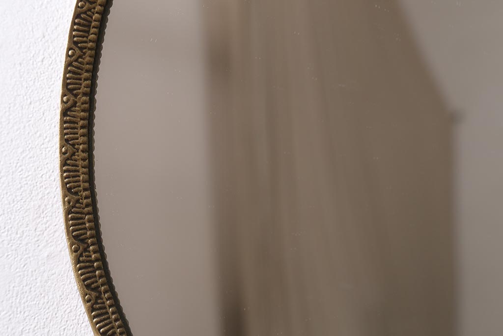 ヴィンテージ雑貨　イギリスビンテージ　気品漂うデザインの丸型ウォールミラー(鏡)(R-043317)