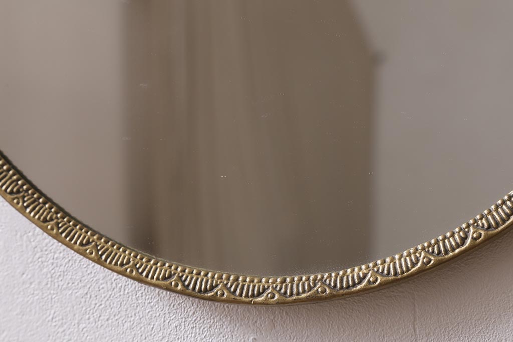 ヴィンテージ雑貨　イギリスビンテージ　気品漂うデザインの丸型ウォールミラー(鏡)(R-043317)
