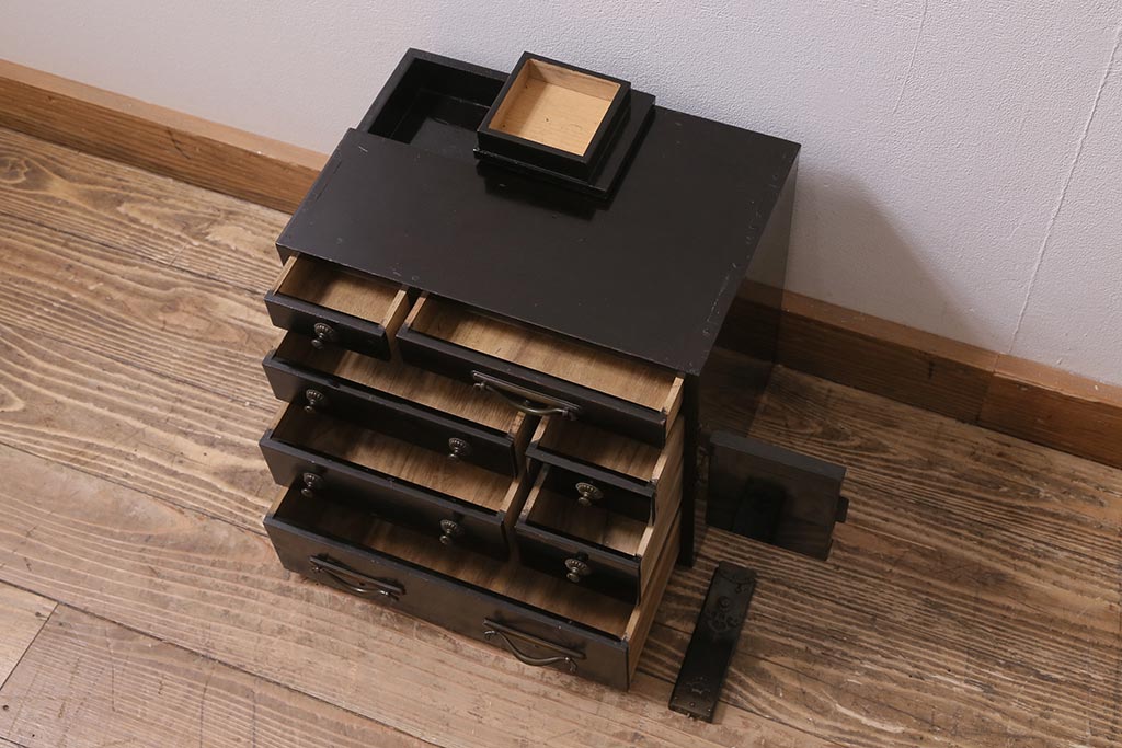 アンティーク家具　工芸家具　桐材　黒漆　凝った真鍮金具が高級感漂う上手物の裁縫箱(小引き出し)(R-043322)