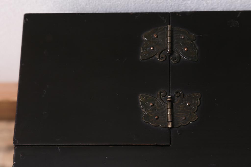 アンティーク家具　工芸家具　桐材　黒漆　凝った真鍮金具が高級感漂う上手物の裁縫箱(小引き出し)(R-043322)