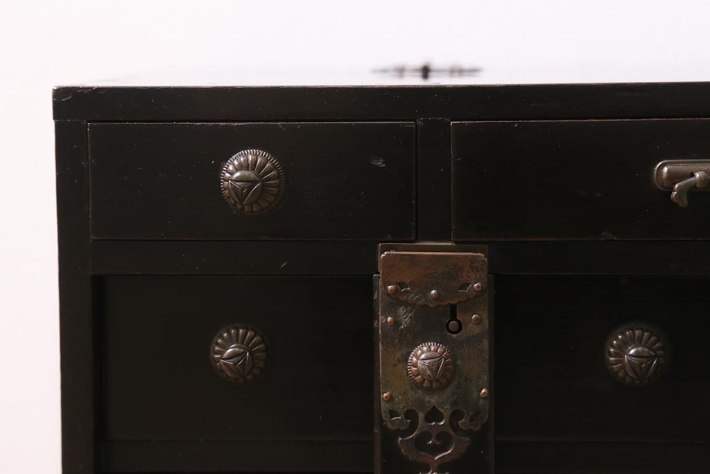 アンティーク家具　工芸家具　桐材　黒漆　凝った真鍮金具が高級感漂う上手物の裁縫箱(小引き出し)(R-043322)