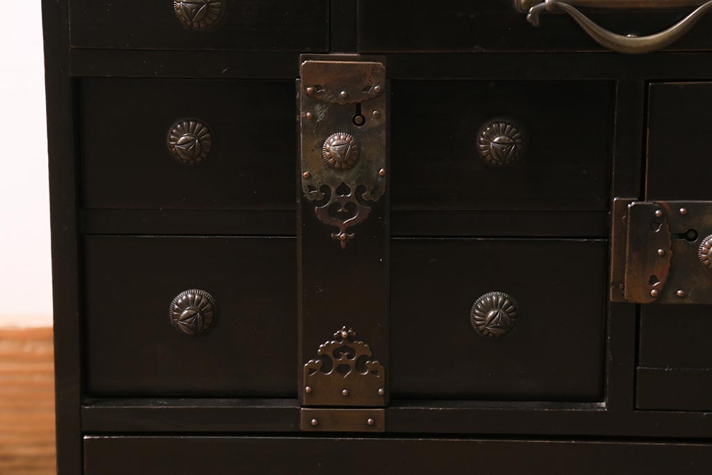 アンティーク家具　工芸家具　桐材　黒漆　凝った真鍮金具が高級感漂う上手物の裁縫箱(小引き出し)(R-043322)