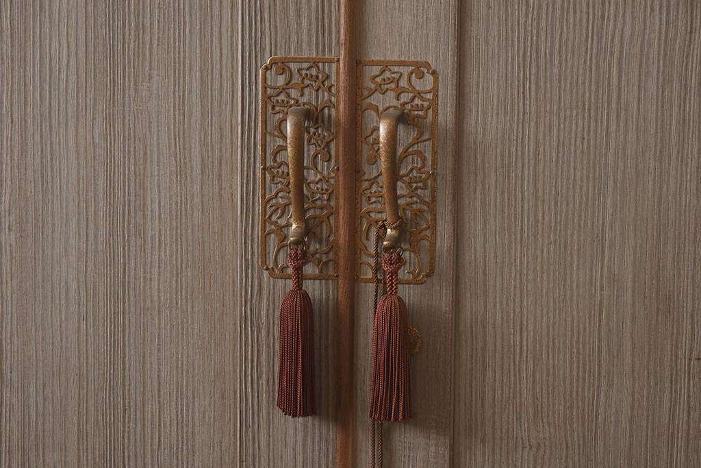 アンティーク家具　昭和中期　衣装盆付き　品のある佇まいが魅力の桐箪笥(衣装箪笥、着物箪笥、和タンス、桐たんす)(R-043346)