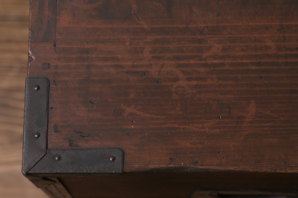 アンティーク家具　大正昭和初期　脚付きリメイク　前面桐材　片開き戸付き　モダンな取っ手が目を引く箪笥ローボード(テレビ台、ローチェスト、引き出し)(R-043355)