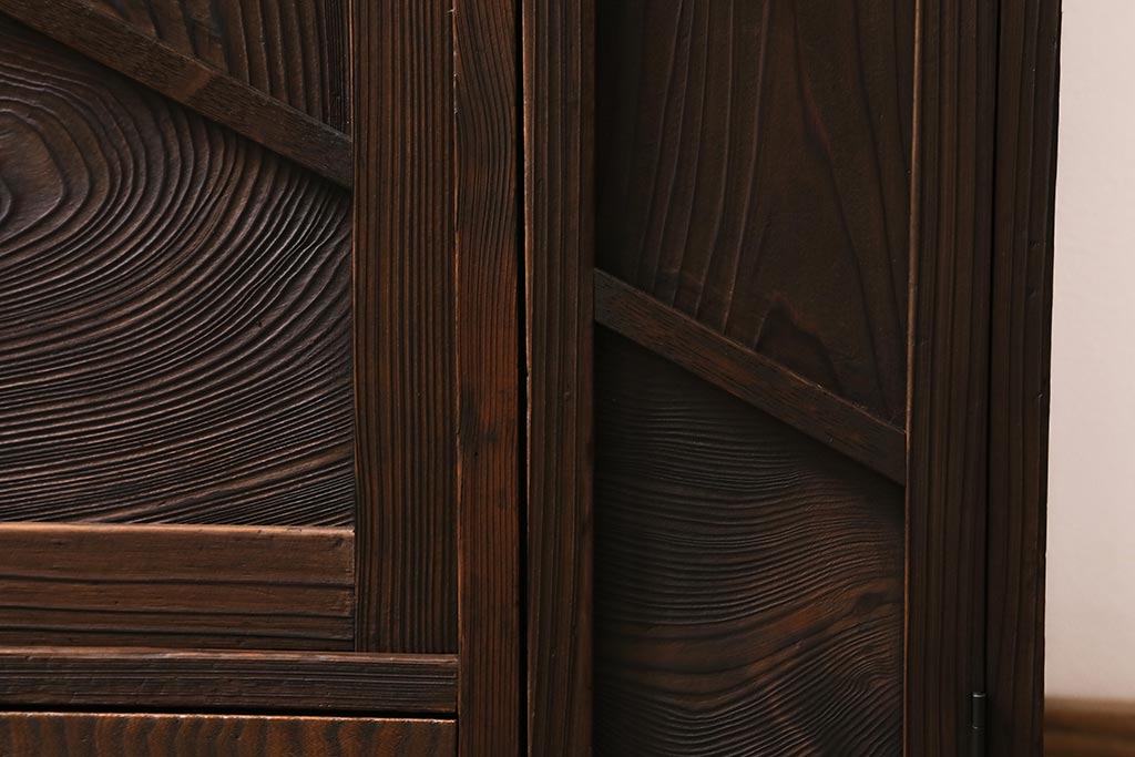 アンティーク家具　和製アンティーク　引き出し付き!　杢目の美しい杉材を使った昭和初期の下駄箱(収納棚、戸棚)(R-043356)