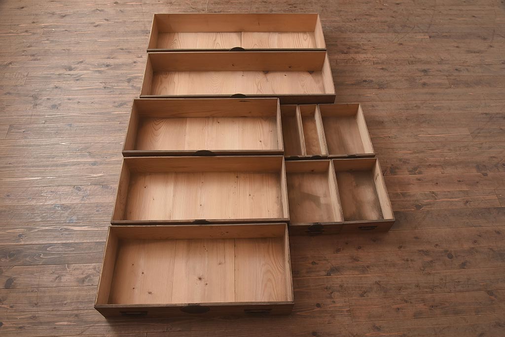アンティーク家具　明治大正期　前板桐材　丸金具が目を引く衣装箪笥(時代箪笥、引き出し)(R-043363)