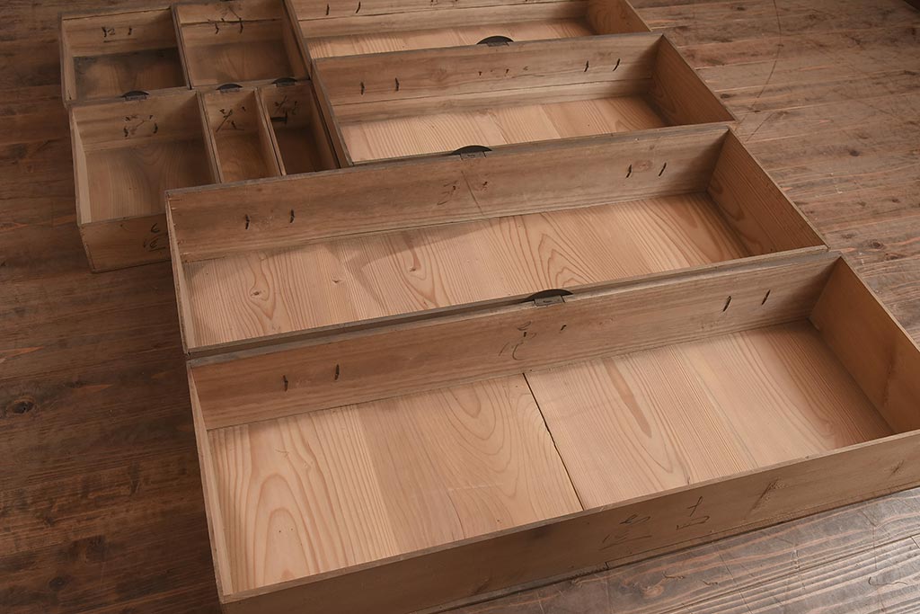 アンティーク家具　明治大正期　前板桐材　丸金具が目を引く衣装箪笥(時代箪笥、引き出し)(R-043363)