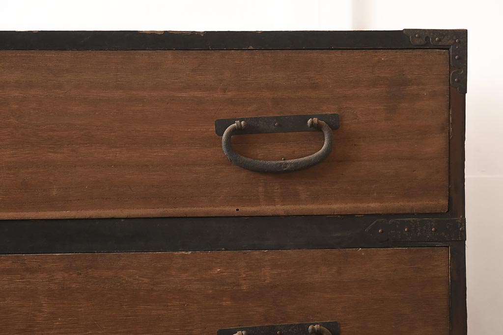 アンティーク家具　明治大正期　前板桐材　丸金具が目を引く衣装箪笥(時代箪笥、引き出し)(R-043363)