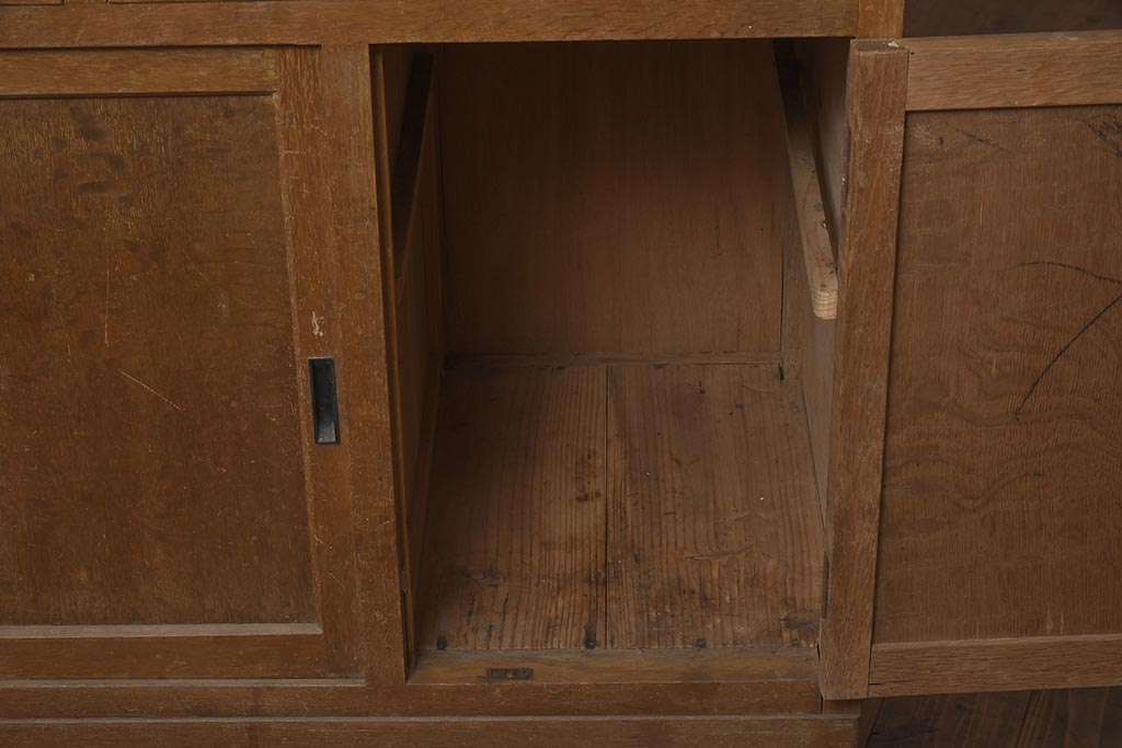 レトロ家具　昭和中期　ナラ材　ダイヤガラスがおしゃれな作業台付き食器棚(収納棚、戸棚、キャビネット)(R-043365)