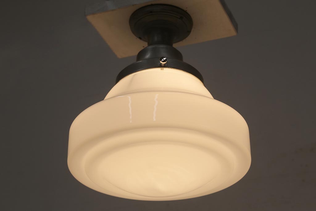 ビンテージ照明　大振りサイズ　レトロな乳白色のガラスシェード照明(吊り下げ照明、天井照明)(R-043370)