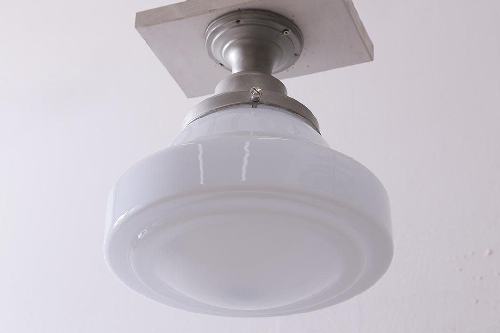 ビンテージ照明　大振りサイズ　レトロな乳白色のガラスシェード照明(吊り下げ照明、天井照明)(R-043370)