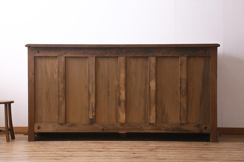 ヴィンテージ家具　フランスビンテージ　オーク材　レリーフがおしゃれなサイドボード(キャビネット)(R-043371)