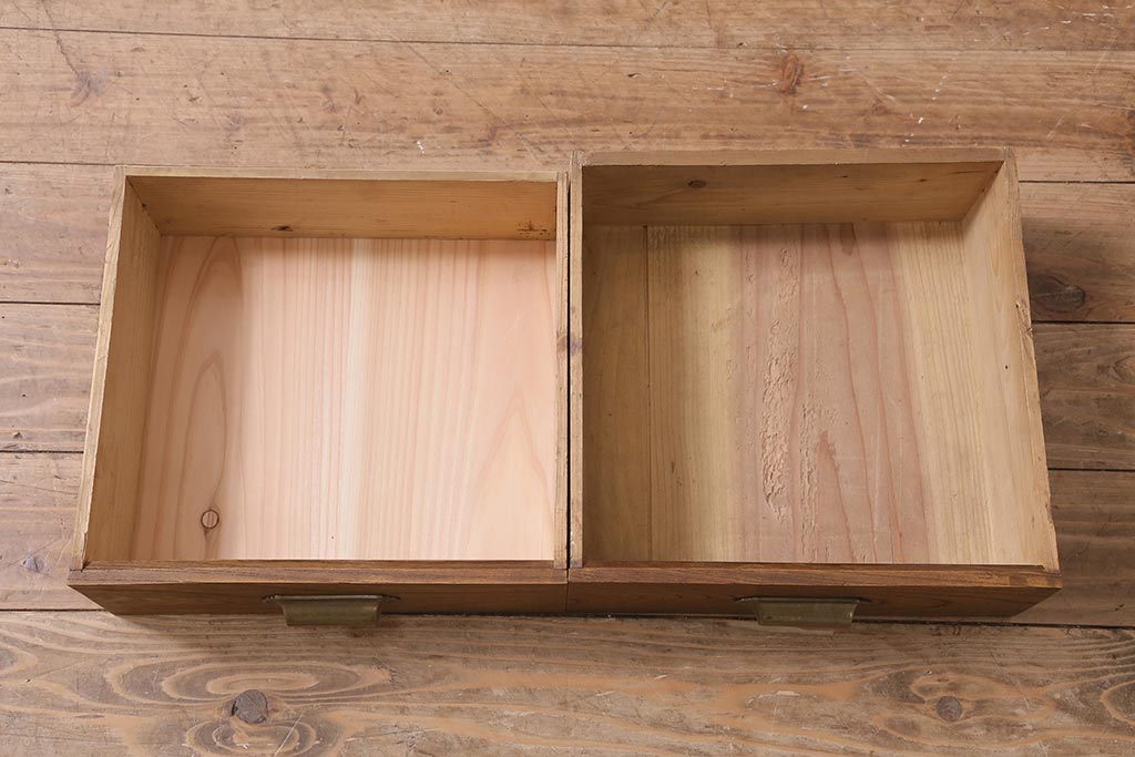 アンティーク家具　大正昭和初期　ヒノキ材　木の質感が味わい深いレトロなガラス戸棚(収納棚、飾り棚、食器棚)(R-043381)
