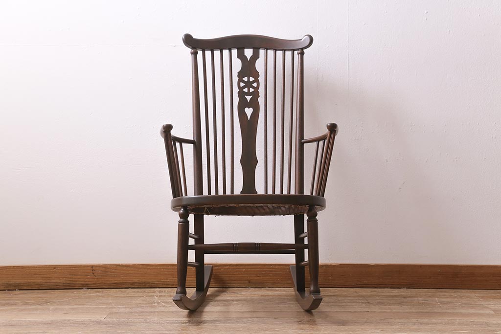 アンティーク家具　イギリスアンティーク　バーチ材　ホイールバックがポイントのロッキングチェア(椅子、板座チェア)(R-043382)