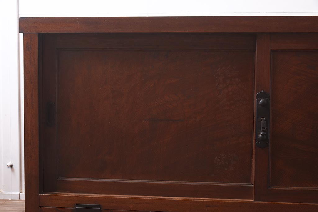 アンティーク家具　明治大正期　前面欅(ケヤキ)材・玉杢材　漆塗り　重ね水屋箪笥(和箪笥、戸棚)(R-043432)