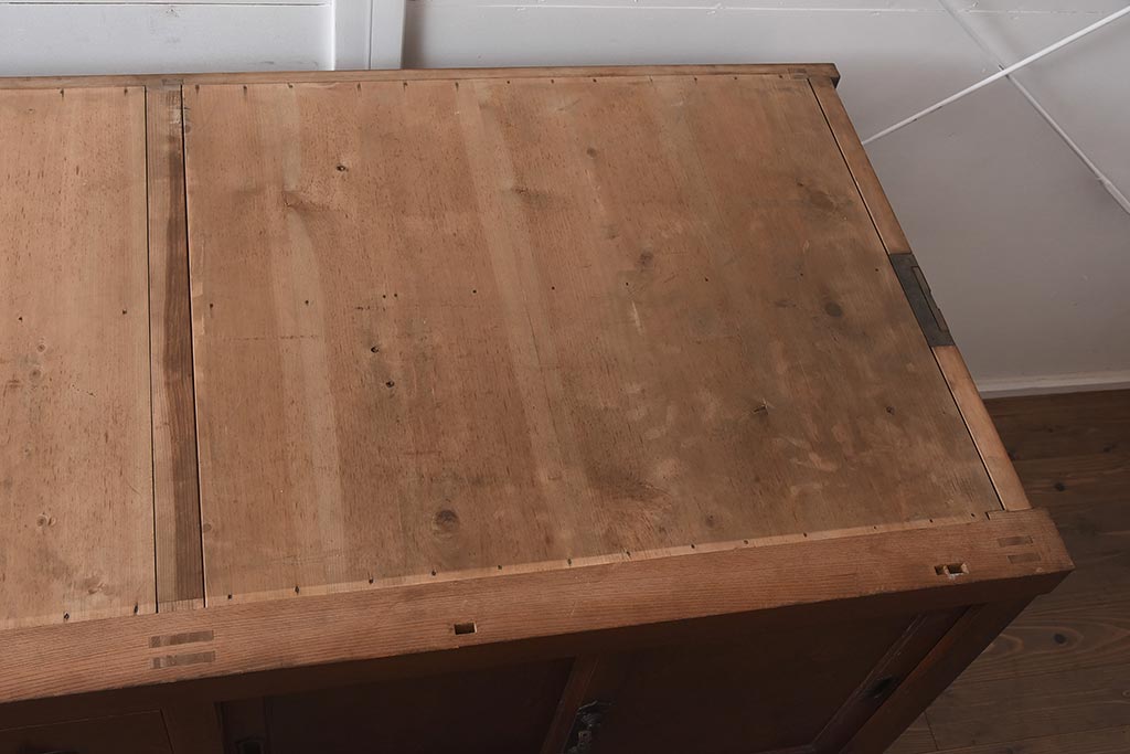 アンティーク家具　明治大正期　前面欅(ケヤキ)材・玉杢材　漆塗り　重ね水屋箪笥(和箪笥、戸棚)(R-043432)