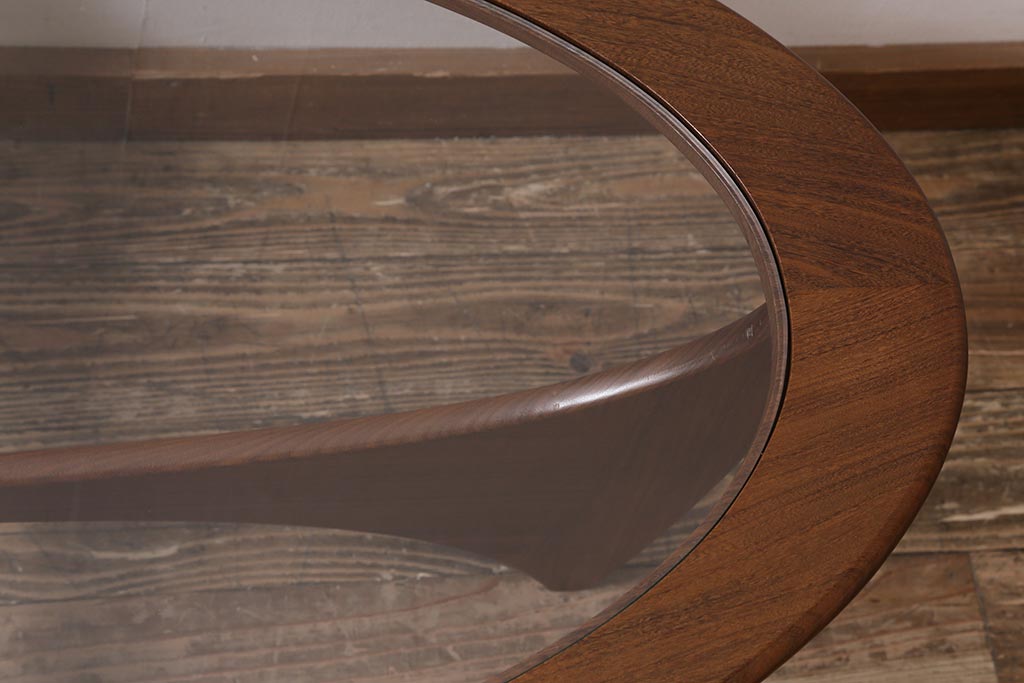 ヴィンテージ家具　北欧ビンテージ　G-PLAN(ジープラン)　チーク材　脚のデザインが目を引くオーバル型のコーヒーテーブル(センターテーブル)(R-043442)