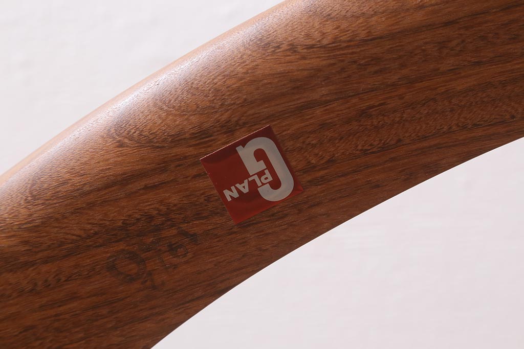 ヴィンテージ家具　北欧ビンテージ　G-PLAN(ジープラン)　チーク材　脚のデザインが目を引くオーバル型のコーヒーテーブル(センターテーブル)(R-043442)