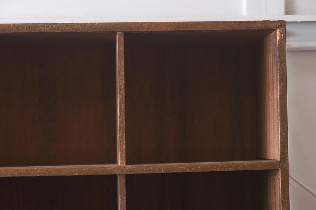 レトロ家具　引き出し付き　木味たっぷりのシンプルなマス目棚(飾り棚、シェルフ)(R-0433447)