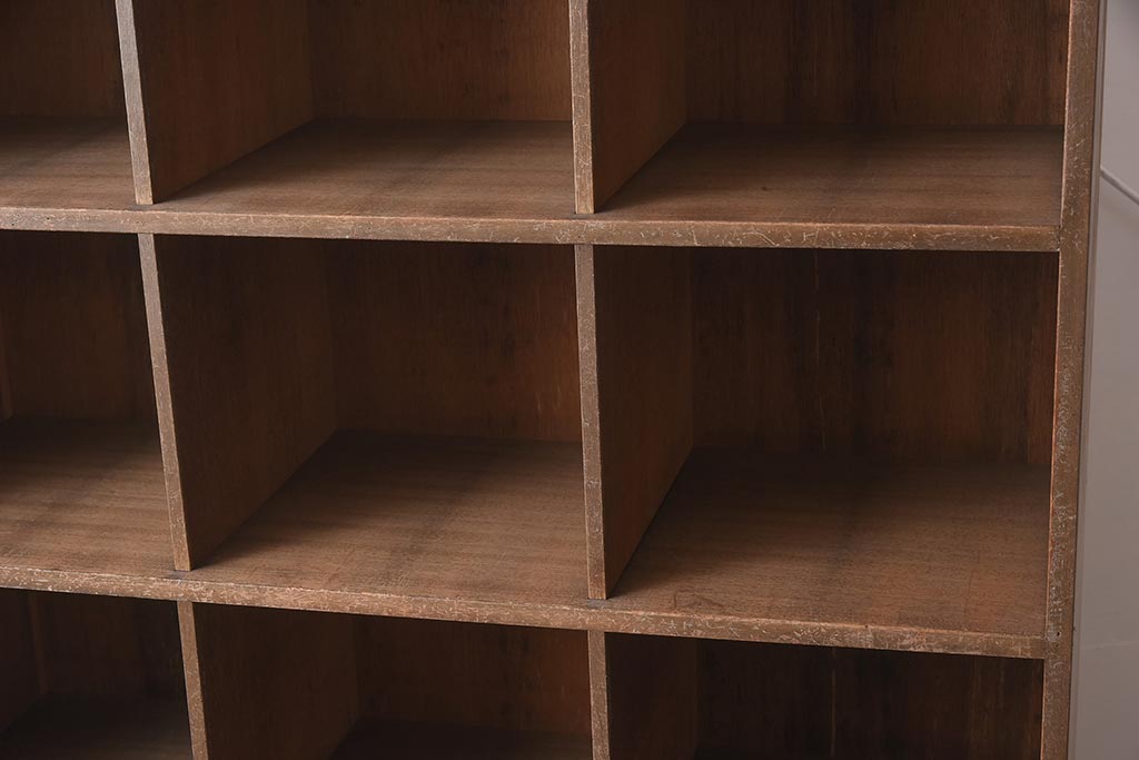 レトロ家具　引き出し付き　木味たっぷりのシンプルなマス目棚(飾り棚、シェルフ)(R-0433447)