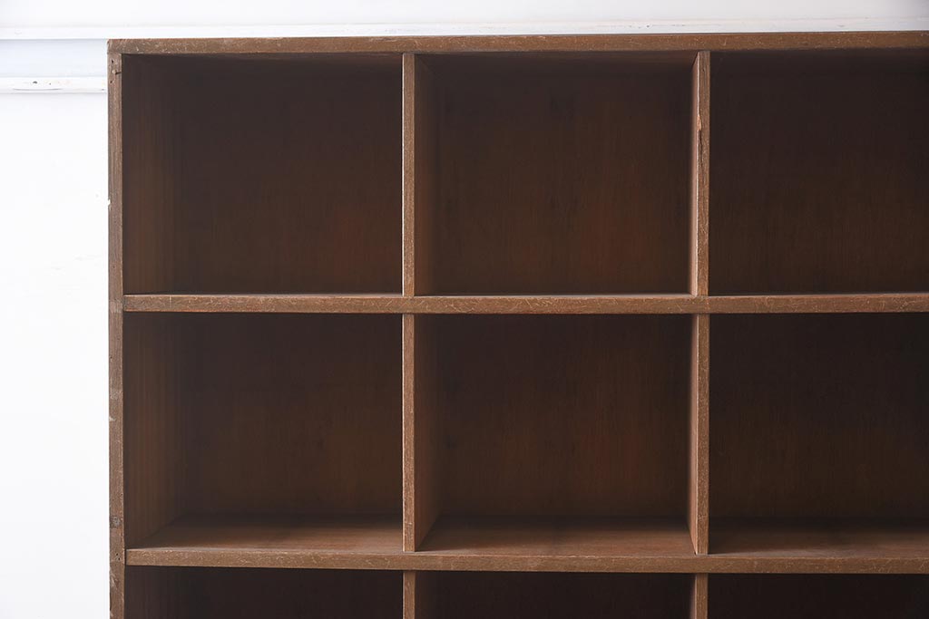 レトロ家具　引き出し付き　木味たっぷりのシンプルなマス目棚(飾り棚、シェルフ)(R-0433448)