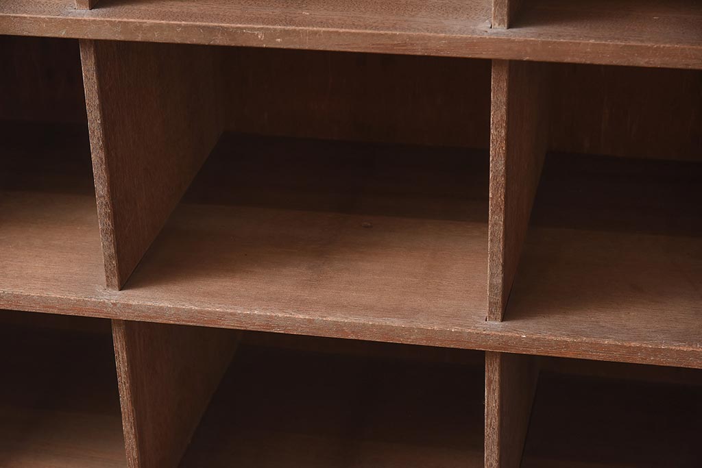 レトロ家具　引き出し付き　木味たっぷりのシンプルなマス目棚(飾り棚、シェルフ)(R-0433448)