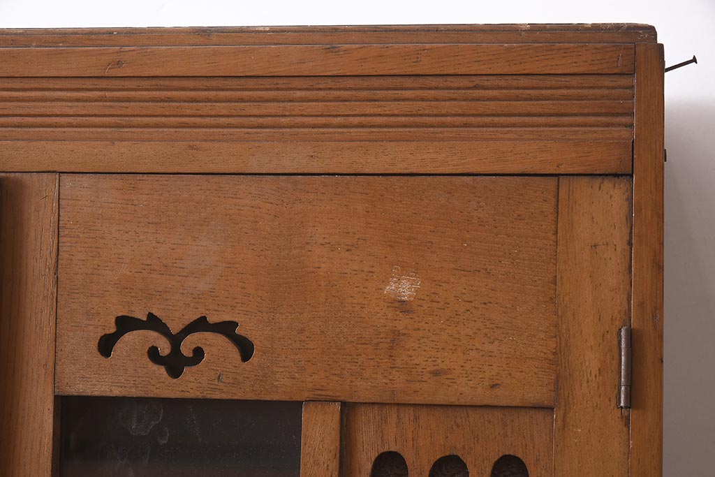 アンティーク家具　和製アンティーク　昭和初期　栓材　ダイヤガラス　透かし彫りが目を引くスリムな本箱(収納棚、戸棚、ブックケース)(R-043487)