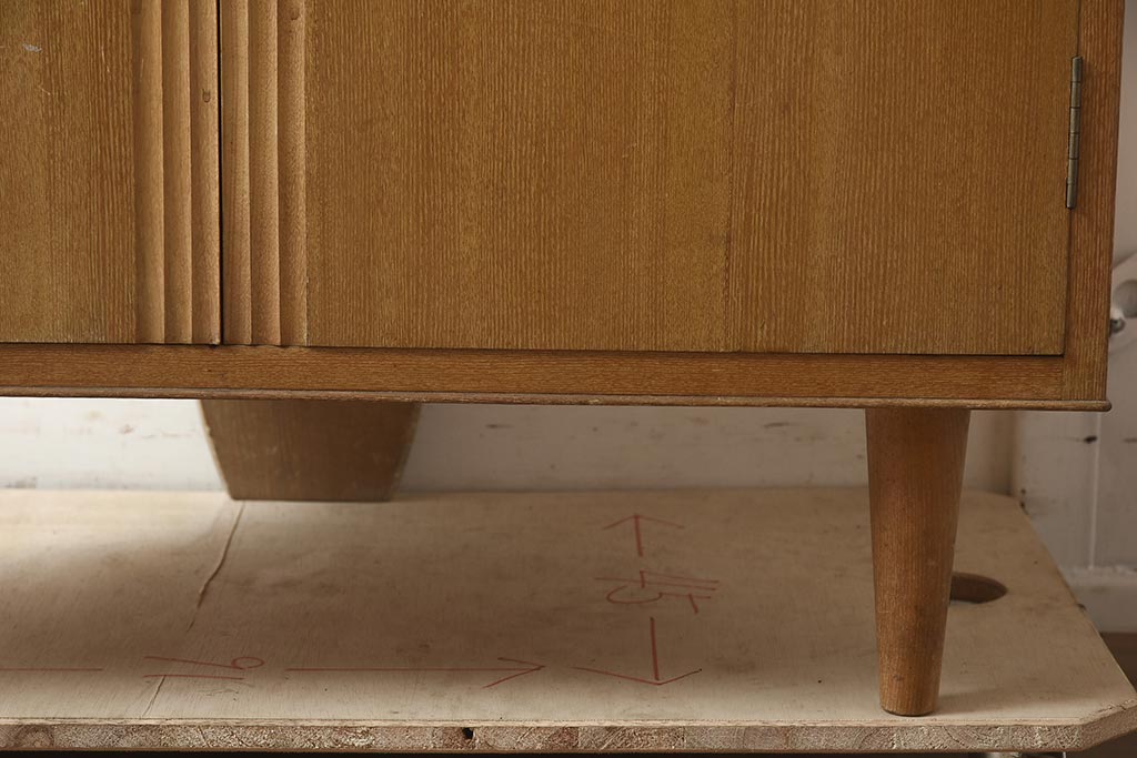 レトロ家具　和製　1950年頃　ナラ材　柾目　シンプルモダンなコーナーキャビネット(収納棚、飾り棚)(R-043492)