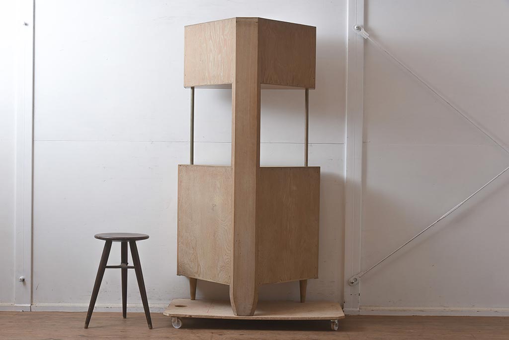 レトロ家具　和製　1950年頃　ナラ材　柾目　シンプルモダンなコーナーキャビネット(収納棚、飾り棚)(R-043492)