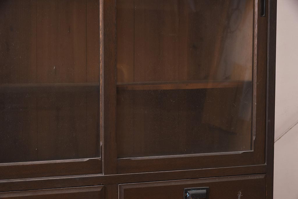 アンティーク家具　大正ロマン香るシンプルなデザインの収納棚(ガラス戸棚、キャビネット)(R-043496)