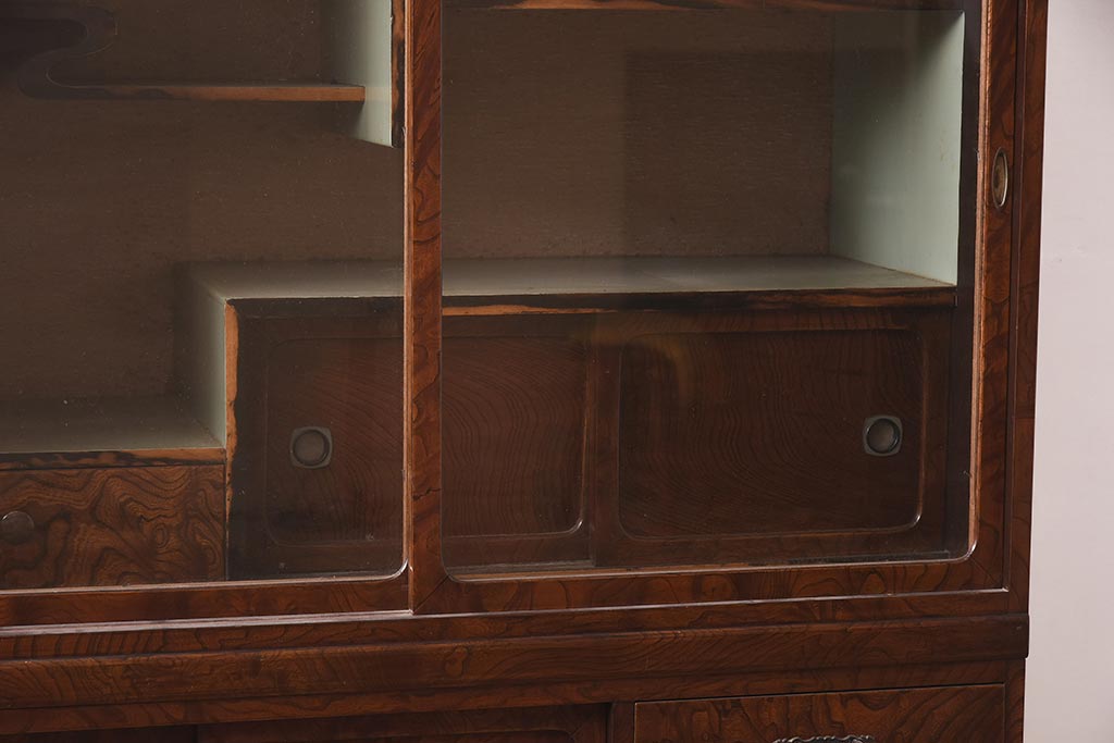ビンテージ家具　前面欅材　玉杢　味わいと上質な雰囲気が魅力の茶箪笥(茶棚、キャビネット)(R-043497)