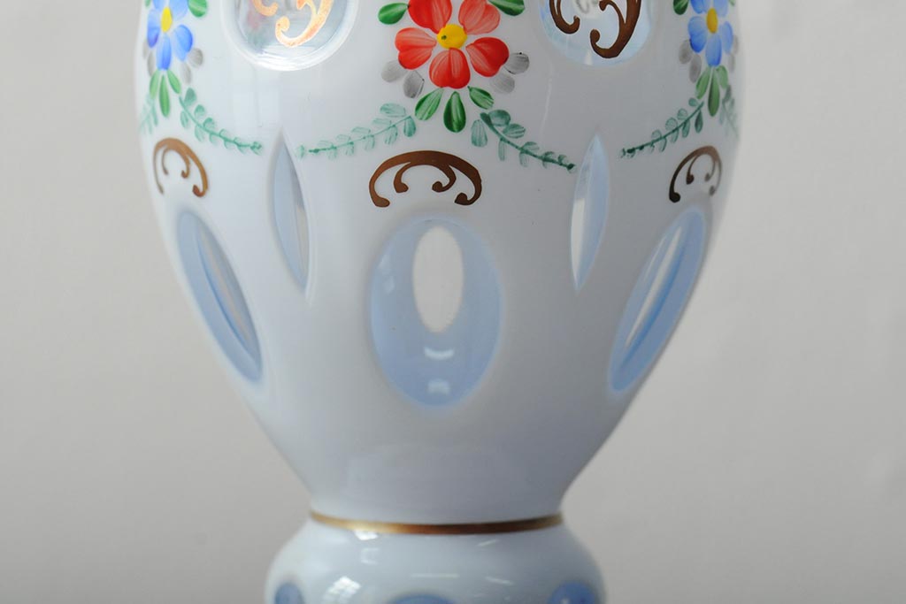 アンティーク雑貨　ボヘミアガラス　乳白被せ　カットガラス　エナメルペイント花瓶(花器、フラワーベース)(R-043522)