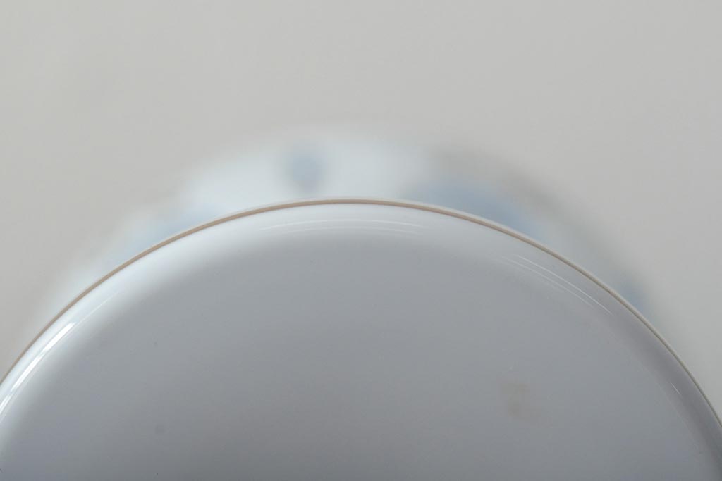 アンティーク雑貨　ボヘミアガラス　乳白被せ　カットガラス　エナメルペイント花瓶(花器、フラワーベース)(R-043522)