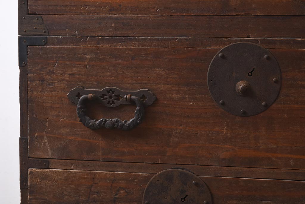 アンティーク家具　和製アンティーク　大正昭和初期　金具の意匠が珍しい!重ねの和箪笥(衣装箪笥、引き出し、チェスト)(R-043559)