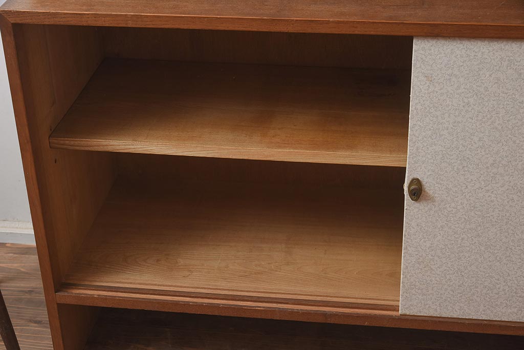 レトロ家具　昭和レトロ　1980年頃　タモ材　昔懐かしい香り漂うサイドボード(キャビネット、戸棚)(R-043561)