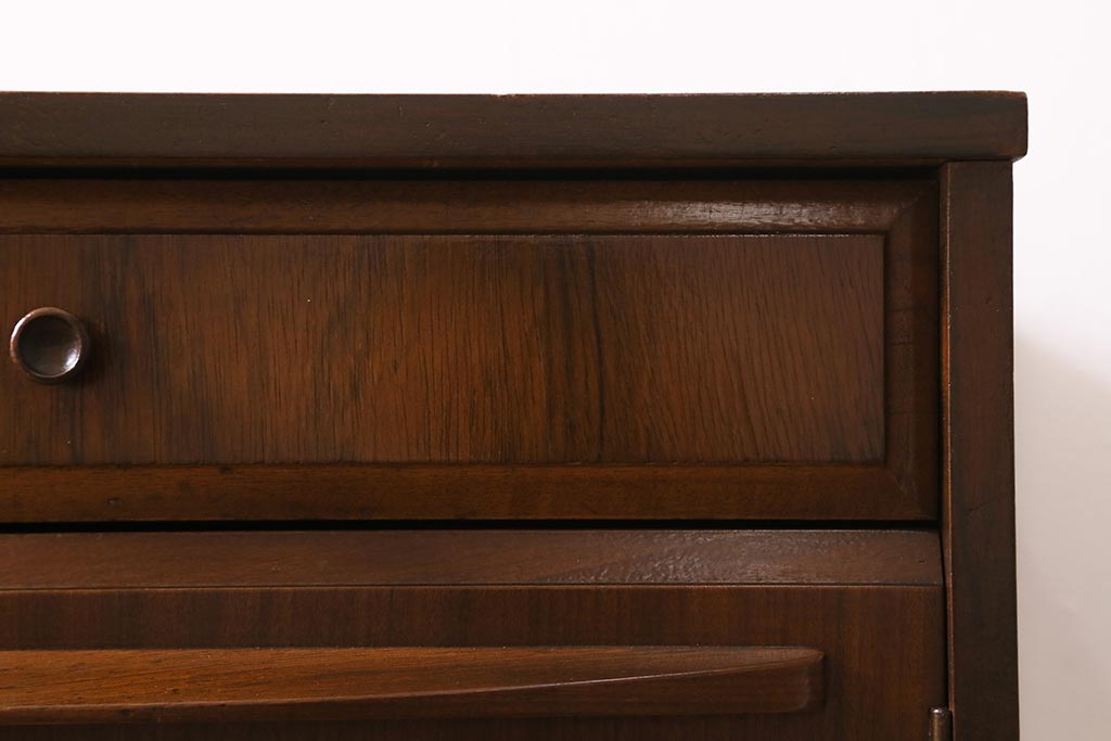 ヴィンテージ家具　北欧ビンテージ　チーク材　レトロテイストのサイドボード(リビングボード)(R-043572)