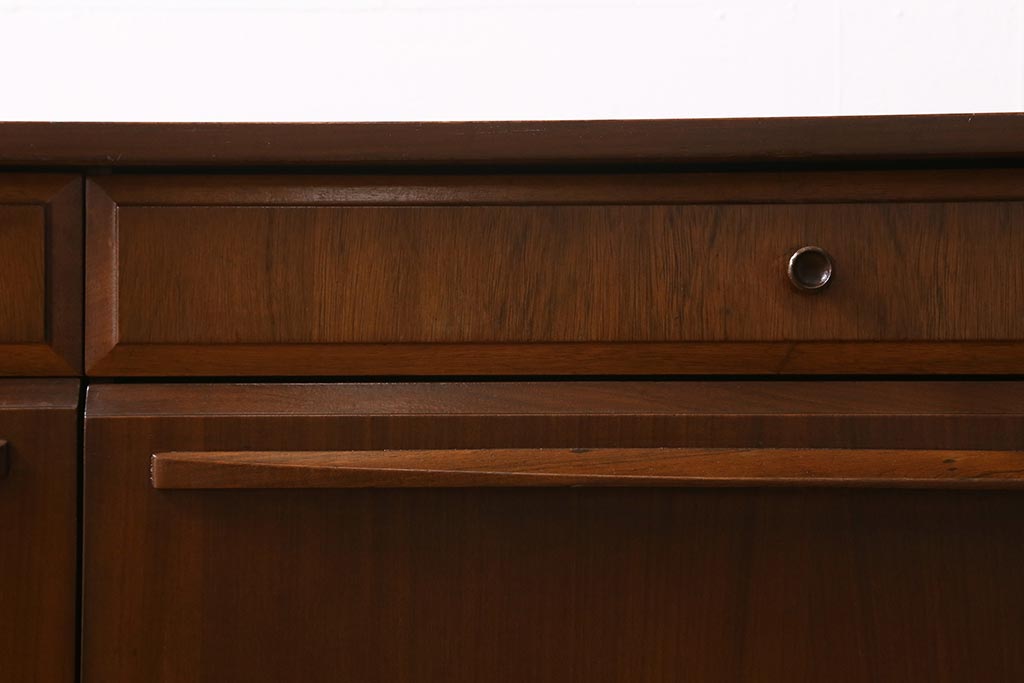 ヴィンテージ家具　北欧ビンテージ　チーク材　レトロテイストのサイドボード(リビングボード)(R-043572)