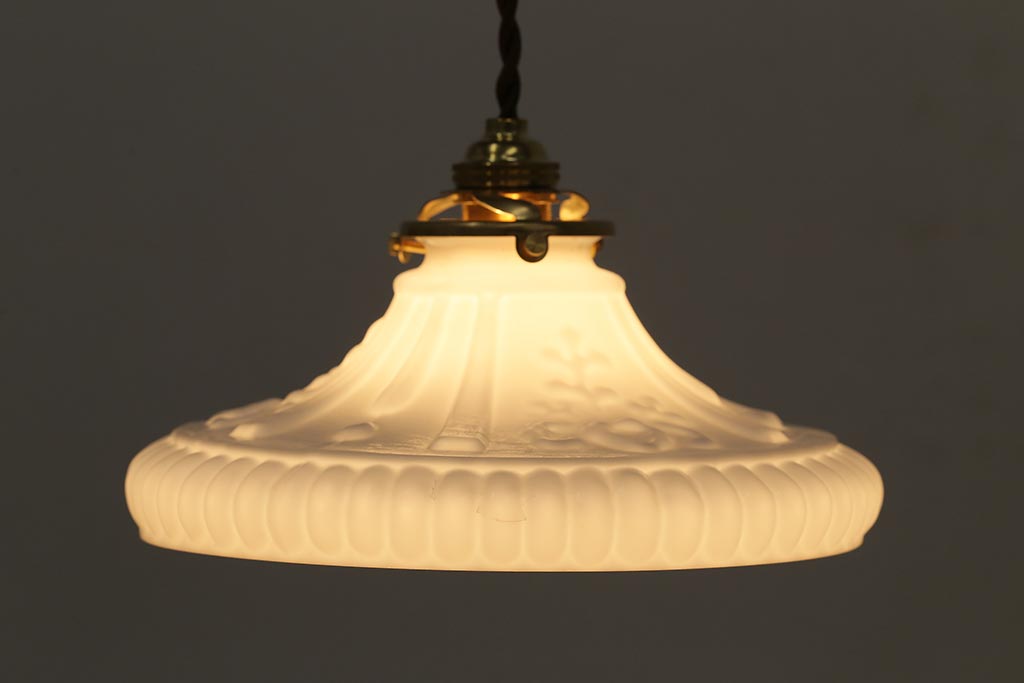 アンティーク照明　和製アンティーク　花の模様が浮かび上がる白い吊り下げ照明(シェード、天井照明、電笠)(R-043589)