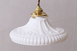 アンティーク照明　和製アンティーク　花の模様が浮かび上がる白い吊り下げ照明(シェード、天井照明、電笠)(R-043589)