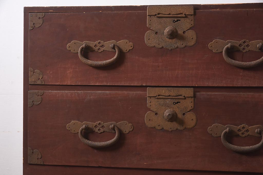 アンティーク家具　和製　明治期　ヒノキ材　大きめの金具が存在感溢れる重ね箪笥(和箪笥、衣装箪笥)(R-043599)