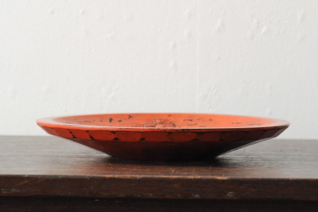 大正昭和初期　菊図根来塗彫刻木皿(漆器、木製皿)(R-043624)