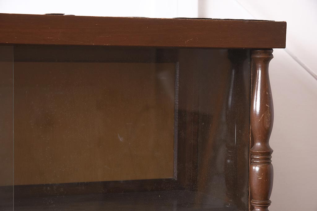 レトロ家具　昭和中期　モールガラス入り　大振りで薄型サイズのレトロな本箱(キャビネット、収納棚、戸棚)(R-043639)