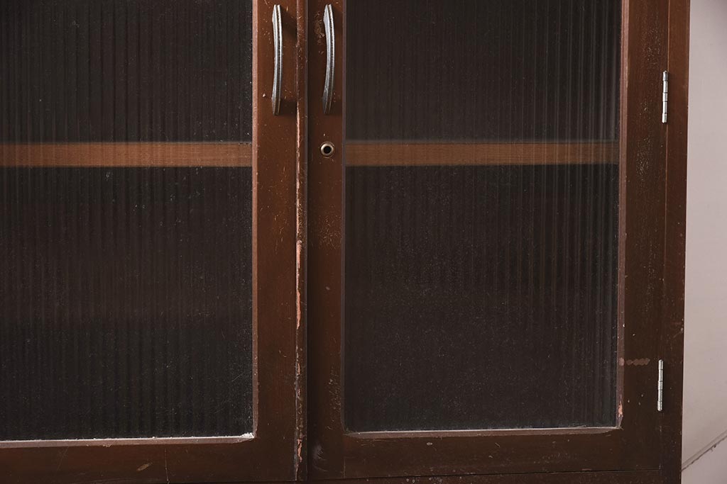レトロ家具　昭和中期　モールガラス入り　大振りで薄型サイズのレトロな本箱(キャビネット、収納棚、戸棚)(R-043639)