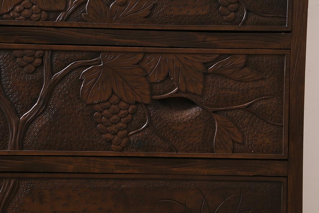 中古　ビンテージ　伝統工芸　軽井沢彫り　葡萄の図　意匠が凝らされたチェスト(箪笥、タンス)(R-043690)