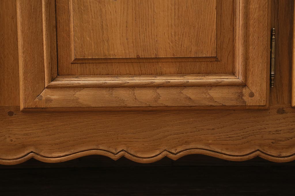 アンティーク家具　フランスアンティーク　オーク材　クラシカルな雰囲気が魅力のサイドボード(収納棚)(R-043694)