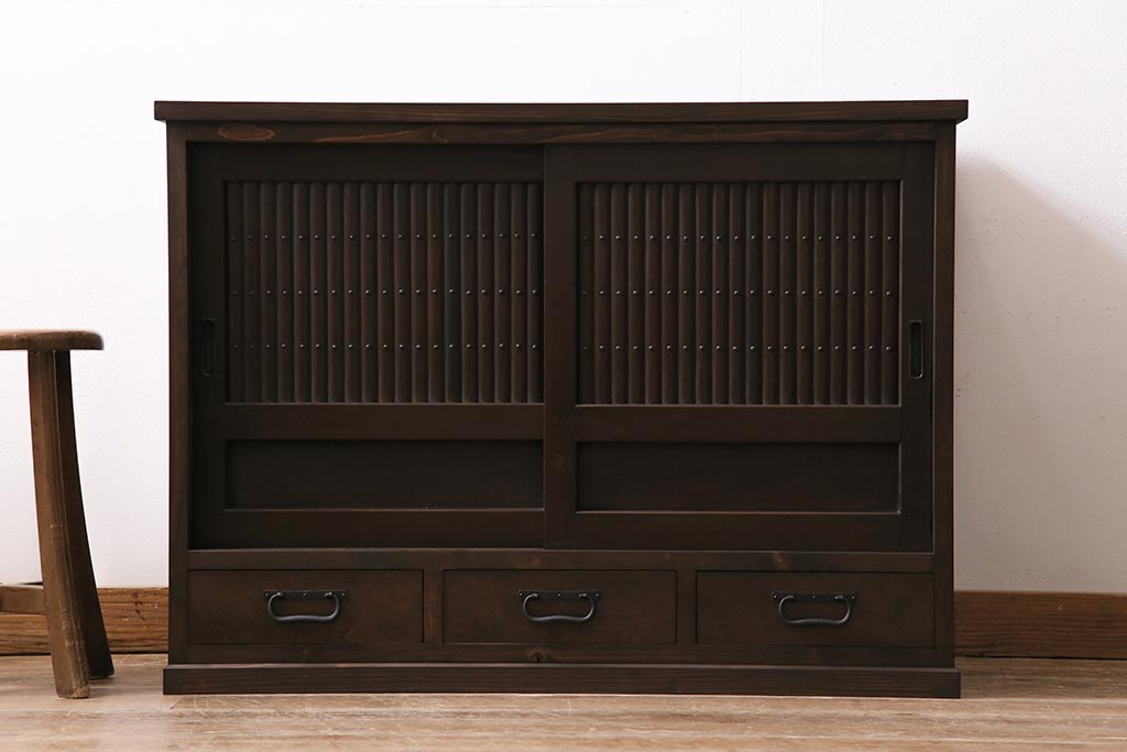 ラフジュ工房オリジナル　古建具リメイク　前板栗材　引き出し付き　和モダンなキャビネット(水屋、収納棚、戸棚)(R-043700)