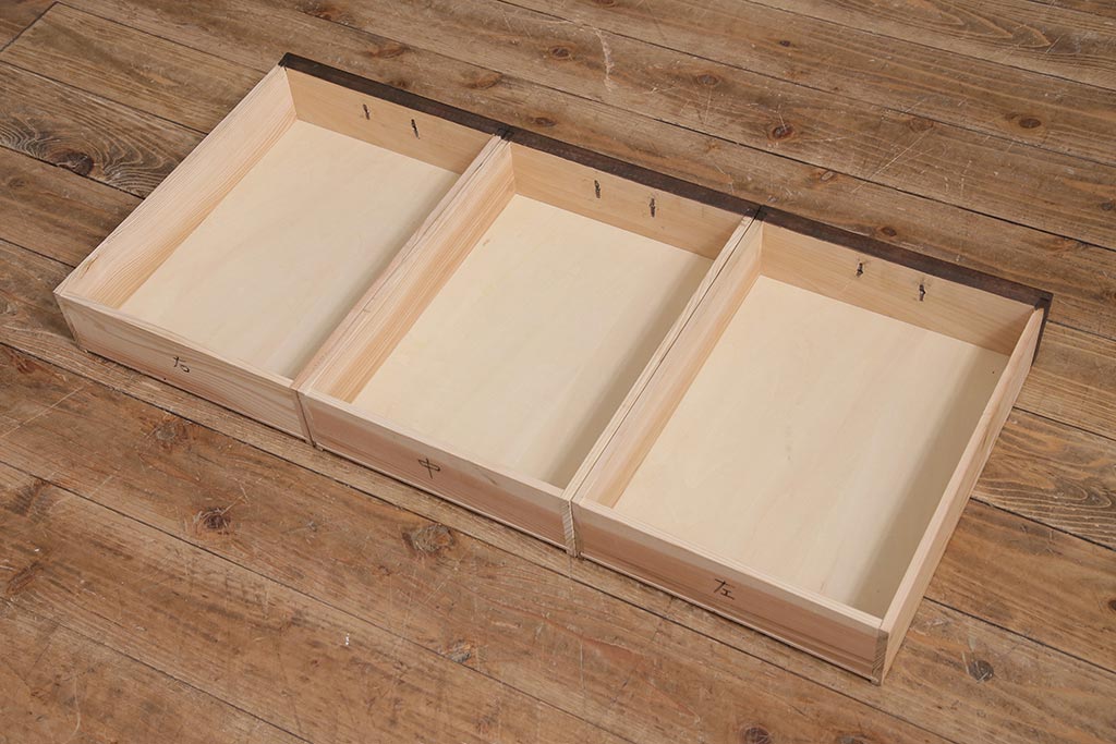 ラフジュ工房オリジナル　古建具リメイク　前板栗材　引き出し付き　和モダンなキャビネット(水屋、収納棚、戸棚)(R-043700)